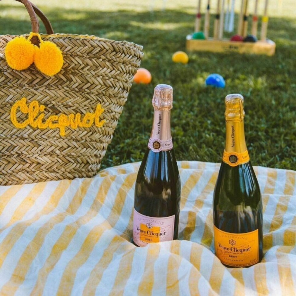 VEUVE CLICQUOT CHAMPAGNE FRESCOBOL CARIOCA BEACH TOWEL NEVER BEEN USED